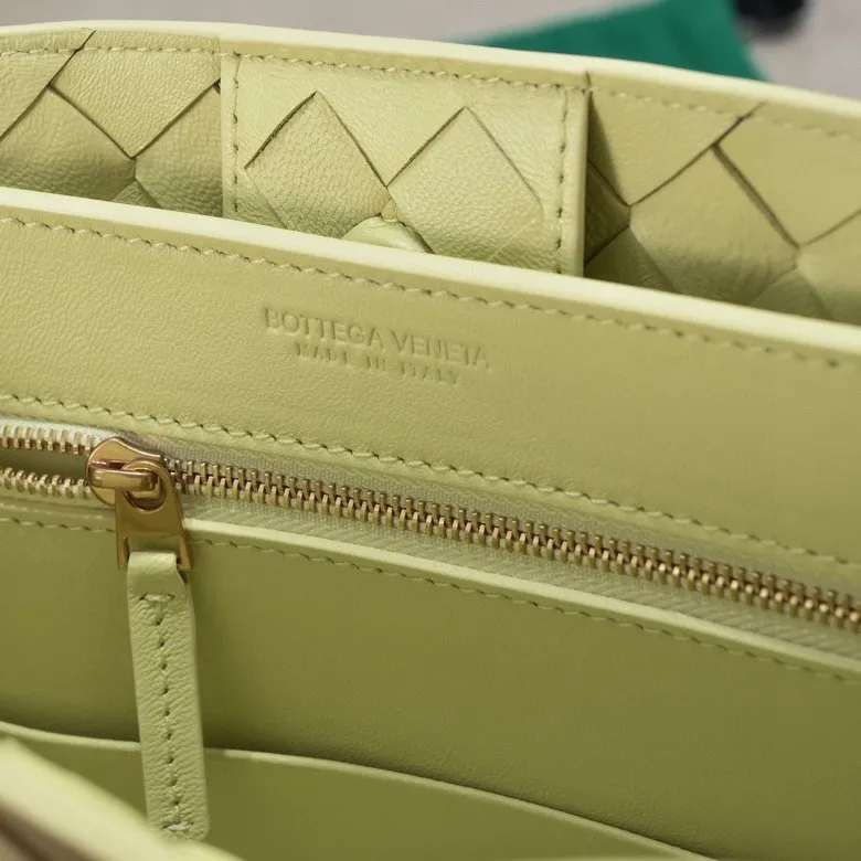 Batch 1860 B's 2023 spring and summer new model continues the brand's woven style with detailed metal knot switch buckles. This time, the shoulder straps are also made into tube weaves, showing different craftsmanship. The carrying method is versatile to create more different looks. Intrecciato woven leather small handbag, equipped with sliding crossbody strap. Internal compartments, including 1 zipper pocket and 2 open pockets with magnetic buckle closure. Size: 19*25*10.5cm, model: 7463#